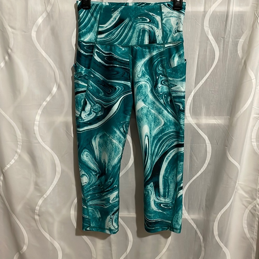 Xersion Green Print Capri Workout Pants, Size Small